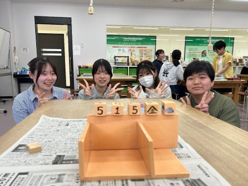 キッチンで作業をしている人たち

AI によって生成されたコンテンツは間違っている可能性があります。